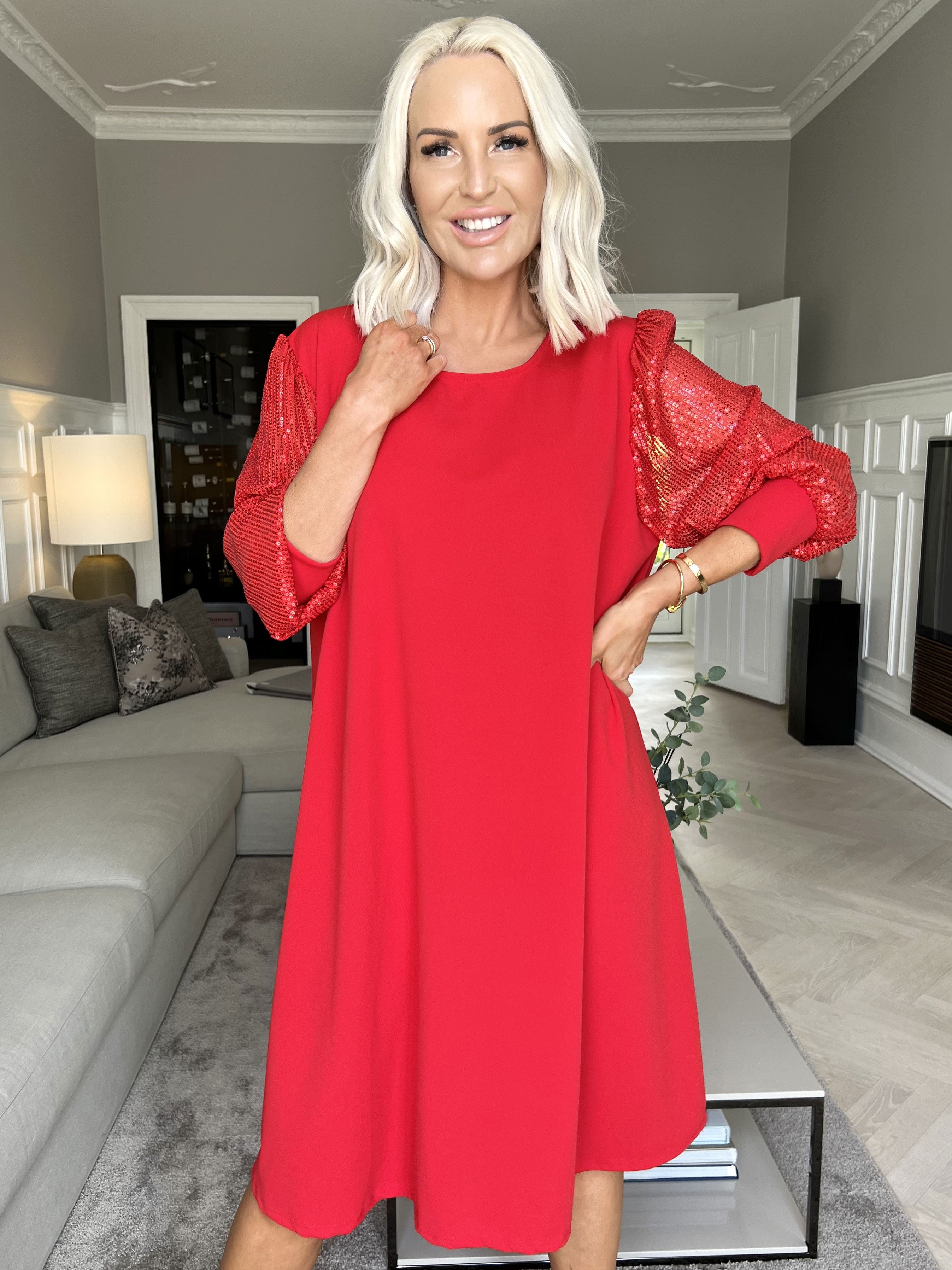 Djamila - Smuk kjole med paillet ærmer